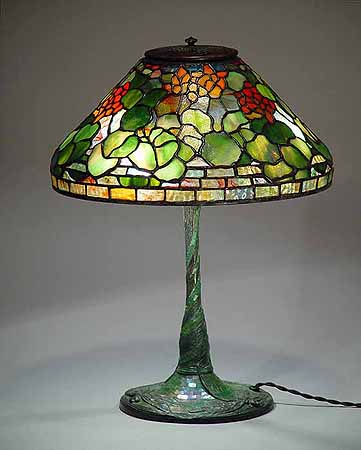 #1562 Geranium Tiffany Lamp 14" Diameter.