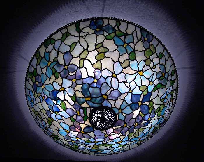 Leaded Glass & Bronze Tiffany lamp