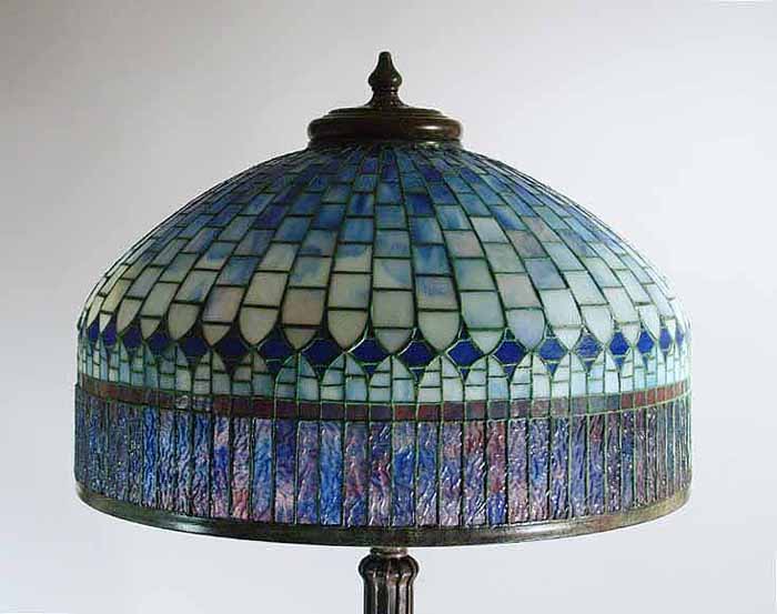 Leaded Glass & Bronze Tiffany lamp