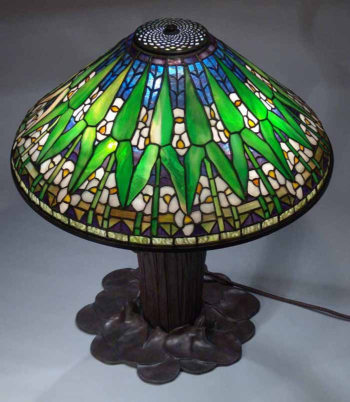 Leaded Glass & Bronze Tiffany lamp