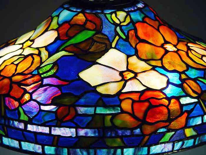 Leaded Glass & Bronze Tiffany lamp